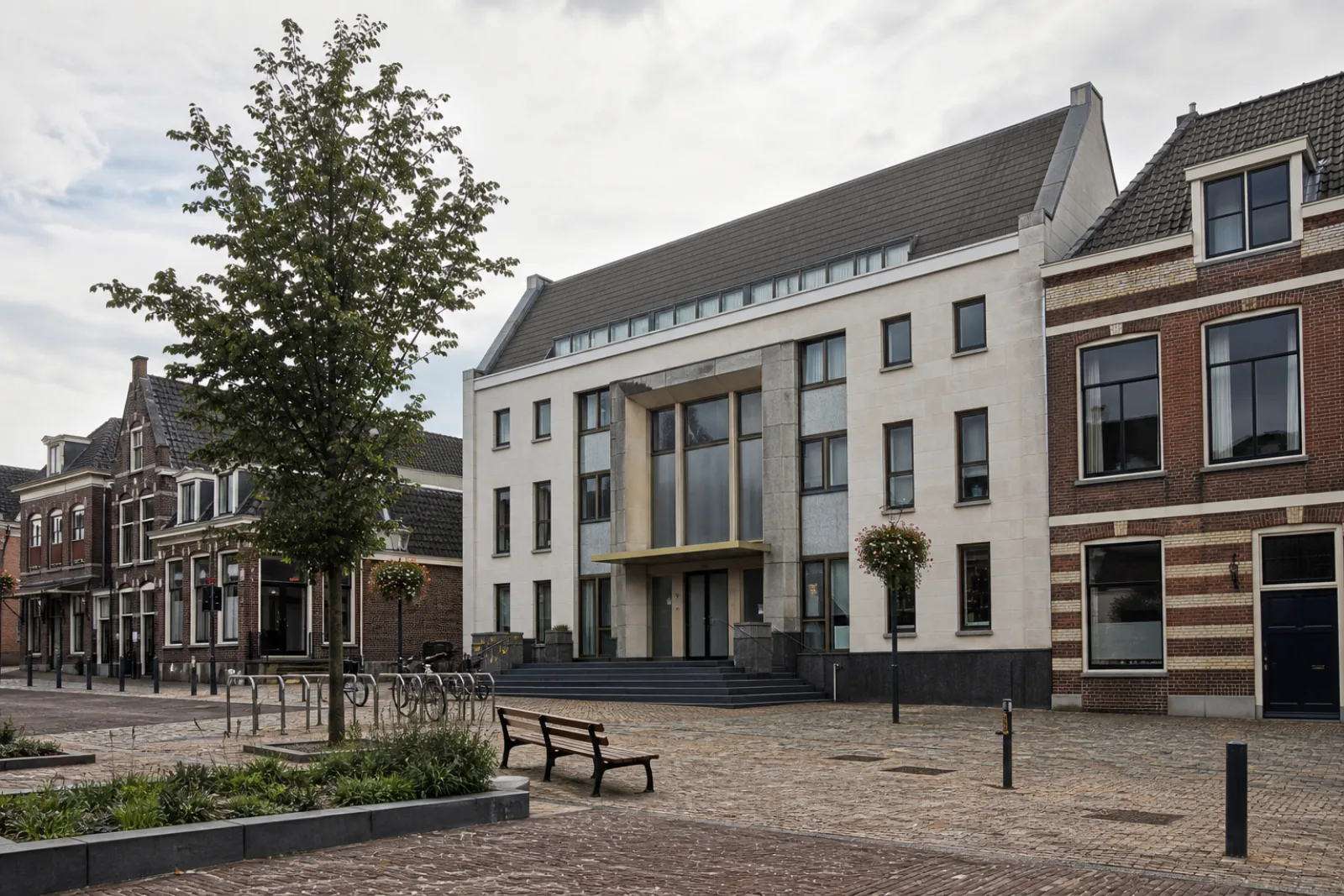 Gemeentehuis in een Nederlandse stad als lokaal aanspreekpunt voor vergunningen in Bergen Nh