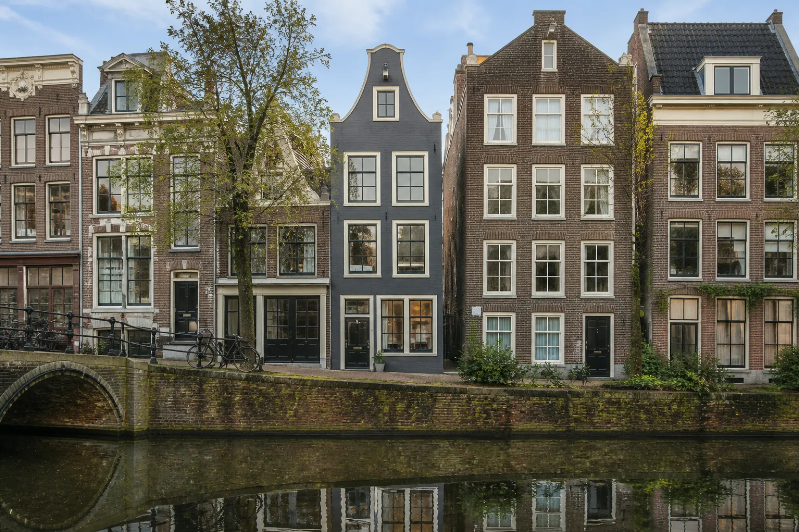 Historische grachtenpanden in een Nederlandse binnenstad